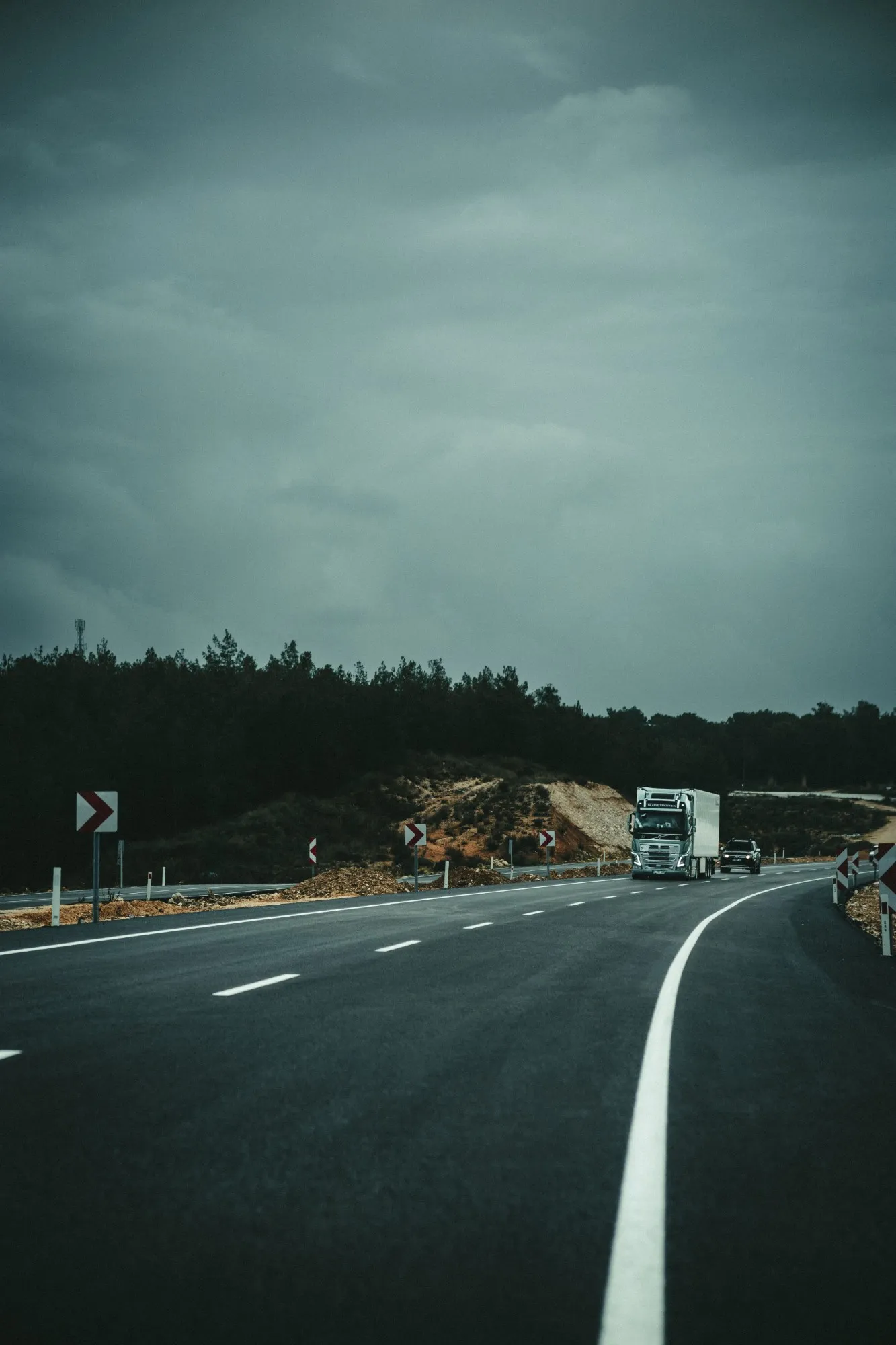 Camión de transporte circulando por una carretera
